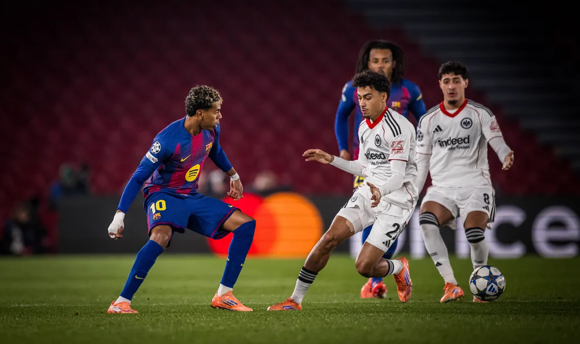 Barcelona vs Eintracht Frankfurt (03:00  10/12) | Xem lại trận đấu